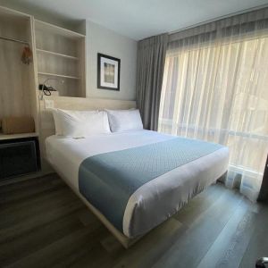 Guest room in the Wingate By Wyndham New York Midtown South/5th Ave, with double bed and nearby window.