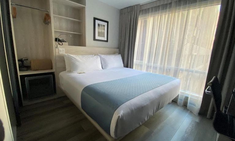 Guest room in the Wingate By Wyndham New York Midtown South/5th Ave, with double bed and nearby window.