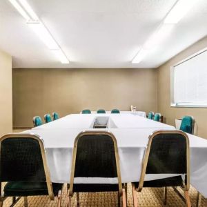 Professional meeting room at Comfort Inn & Suites Barrie.