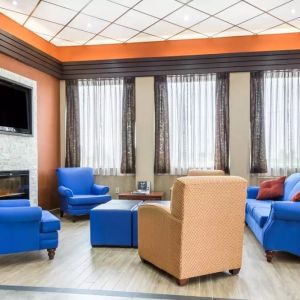 Comfortable lobby and coworking space at Comfort Inn & Suites Barrie.