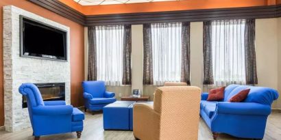 Comfortable lobby and coworking space at Comfort Inn & Suites Barrie.