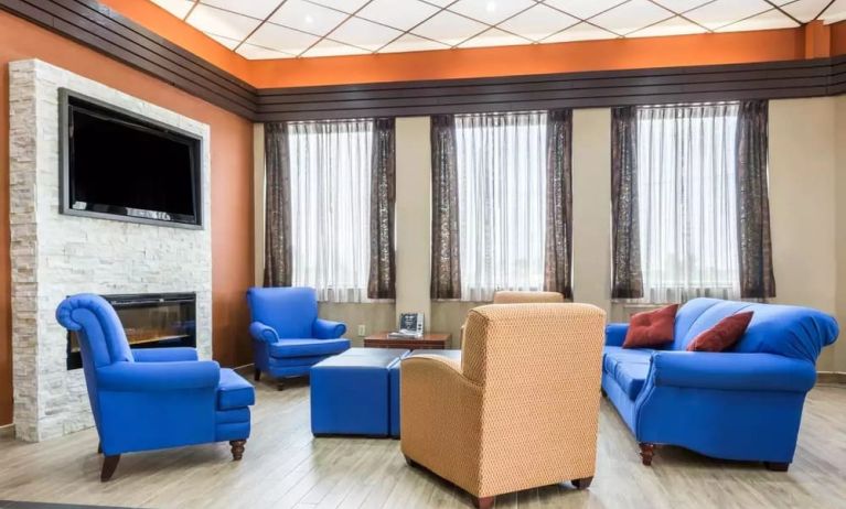 Comfortable lobby and coworking space at Comfort Inn & Suites Barrie.