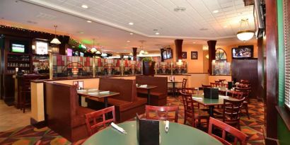 Dining area perfect for coworking at Best Western Plus BWI Airport Arundel Mills.
