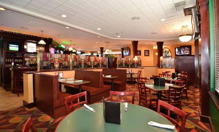 Dining area perfect for coworking at Best Western Plus BWI Airport Arundel Mills.
