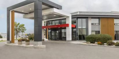 Hotel exterior at Comfort Inn Brossard.