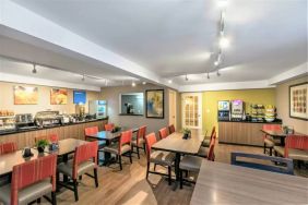 Dining hall and coworking space at Comfort Inn Brossard.