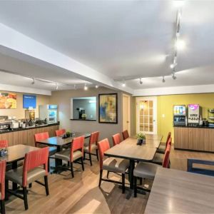 Dining hall and coworking space at Comfort Inn Brossard.