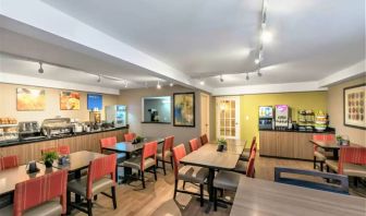 Dining hall and coworking space at Comfort Inn Brossard.