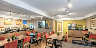 Dining hall and coworking space at Comfort Inn Brossard.