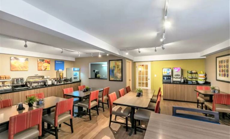 Dining hall and coworking space at Comfort Inn Brossard.