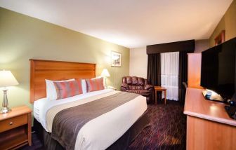 Romantic king room at Best Western Plus Ottawa/Kanata Hotel & Conf.