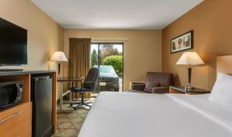 Comfort Inn Kingston HWY 401