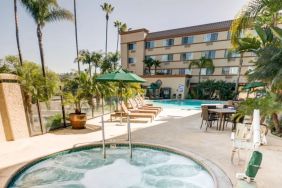 Outdoor jacuzzi pool at Best Western San Diego Zoo/SeaWorld Inn & Suites.