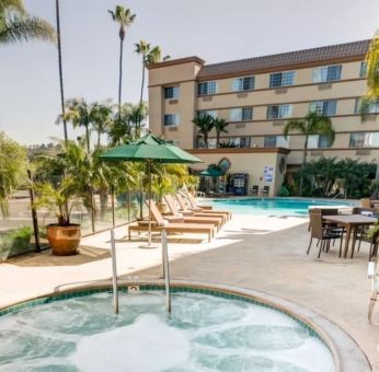 Outdoor jacuzzi pool at Best Western San Diego Zoo/SeaWorld Inn & Suites.