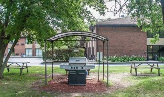 Picnic and BBQ area at Comfort Inn Simcoe.