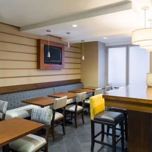 Dining and coworking space at Hampton Inn Manhattan Chelsea.