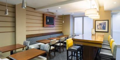 Dining and coworking space at Hampton Inn Manhattan Chelsea.