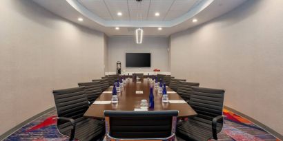 Professional meeting room at DoubleTree Atlanta Airport.