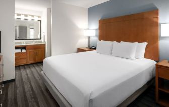 King bedroom with TV at Hyatt House Scottsdale.