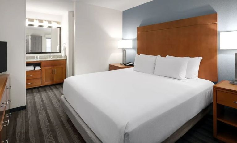 King bedroom with TV at Hyatt House Scottsdale.