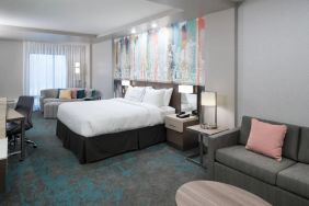 Delux king room with work space and lounge area at Courtyard By Marriott Houston Heights/I-10.