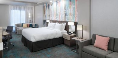 Delux king room with work space and lounge area at Courtyard By Marriott Houston Heights/I-10.