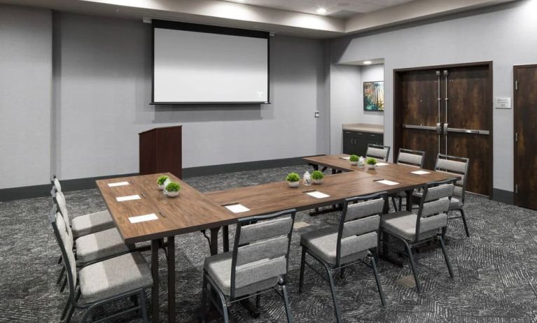 Professional meeting room at Courtyard By Marriott Houston Heights/I-10.