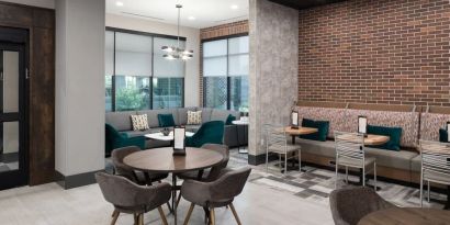 Lobby and coworking space at Courtyard By Marriott Houston Heights/I-10.