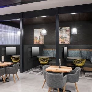 Lounge and coworking space with work pods at Courtyard By Marriott Houston Heights/I-10.