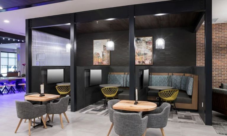 Lounge and coworking space with work pods at Courtyard By Marriott Houston Heights/I-10.