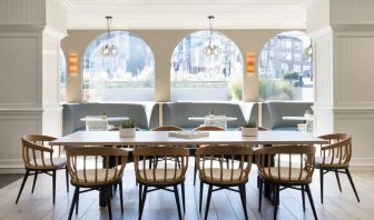 Relaxed meeting room with natural light at Hotel Caza.