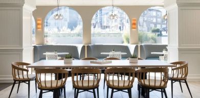 Relaxed meeting room with natural light at Hotel Caza.