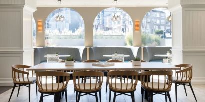 Relaxed meeting room with natural light at Hotel Caza.