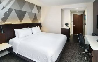 Day use room with work desk at Courtyard By Marriott Long Island City/New York Manhattan View.