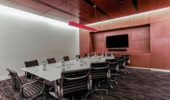 Meeting room at Courtyard By Marriott Long Island City/New York Manhattan View.