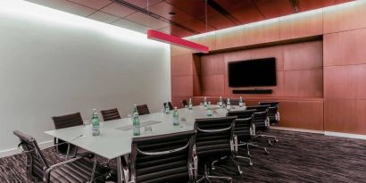 Professional meeting room at Courtyard By Marriott Long Island City/New York Manhattan View.