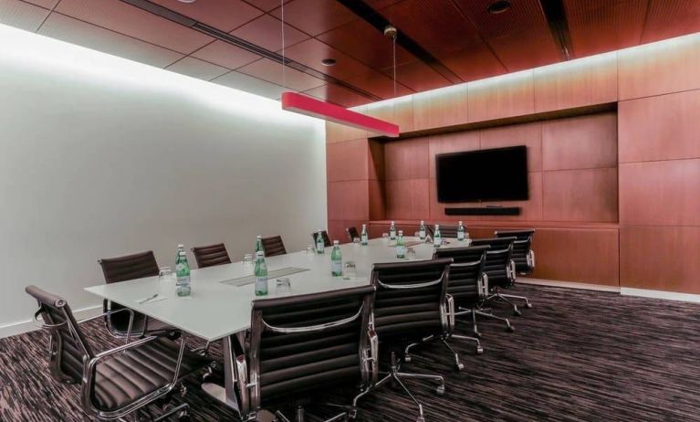 Meeting room at Courtyard By Marriott Long Island City/New York Manhattan View.