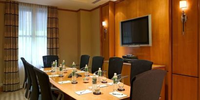 Professional meeting room at Beacon Hotel.