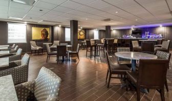 Dining area perfect for coworking at Best Western Premier NYC Gateway.