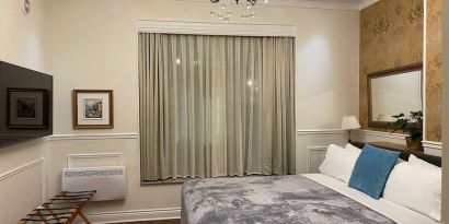 Day room with TV and air conditioning at Parc Suites Hotel.