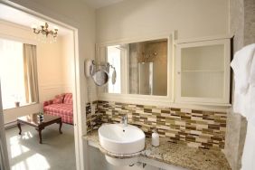 Private guest bathroom with shower at Parc Suites Hotel.