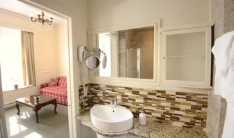 Private guest bathroom with shower at Parc Suites Hotel.