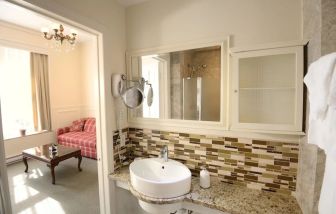 Private guest bathroom with shower at Parc Suites Hotel.