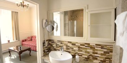 Private guest bathroom with shower at Parc Suites Hotel.