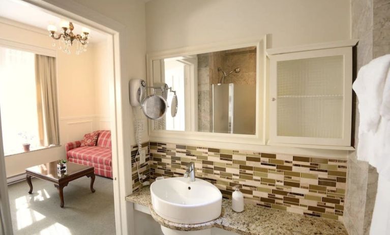 Private guest bathroom with shower at Parc Suites Hotel.