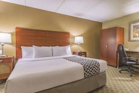 La Quinta Inn & Suites Cleveland Airport West