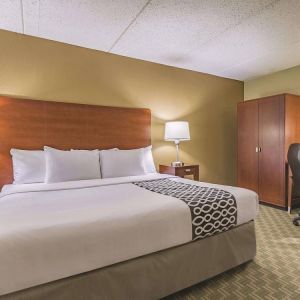 La Quinta Inn & Suites Cleveland Airport West