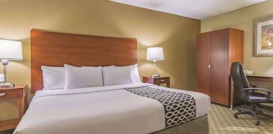 La Quinta Inn & Suites Cleveland Airport West