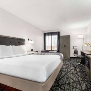 La Quinta Inn & Suites Cleveland Airport West