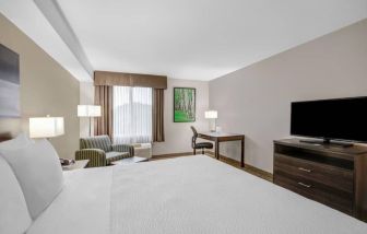 Days Inn & Suites By Wyndham Lindsay, Lindsay